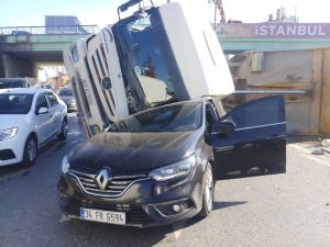 Okmeydanı’nda hafriyat kamyonu otomobilin üzerine devrildi