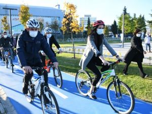 Bakan Kurum, Samsun Millet Bahçesi’nde pedal çevirdi