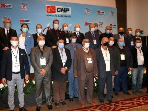 Adana’da CHP’ye yeni üye olanlara rozetlerini Kılıçdaroğlu taktı