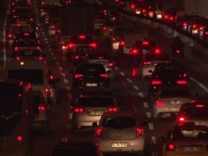 Kısıtlama öncesi metrobüs ve -E5’te yoğunluk oluştu
