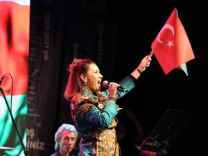 Azerin’den havalimanında arabalı konser