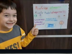 Öğrencilerden Korona virüse karşı resimli misafir uyarısı