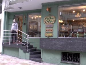 Çocukluğundan beri topladığı antika eşyalar dükkan açtırttı