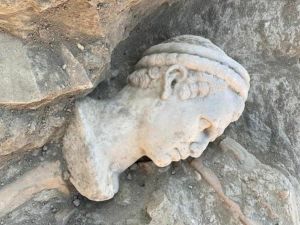 Laodikya’da 2 bin yıllık yıllık rahip heykeli başı bulundu