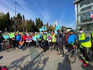 300 bisikletli “Barikatsız Dünya” için pedal çevirdi
