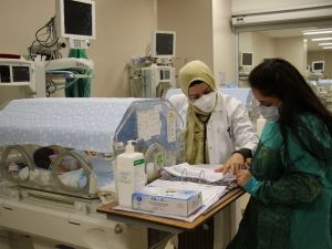 Prematüre bebeklere "anne şefkati" ile bakıyorlar