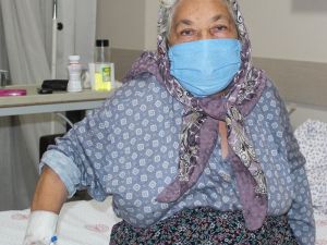 Çocukları öleceğini düşünürken yaşlı kadın korona virüsü yendi