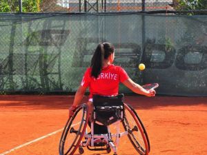 Aytemiz, Paralimpik Tenisçi Büşra Ün’e sponsor oldu