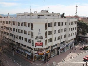 Riskli yapı olduğu ortaya çıkan Bergama Belediye binası yıkılacak