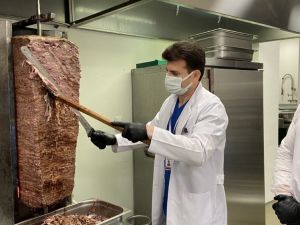Pandemi hastanesinin sağlık kahramanlarına iyileşen Covid hastasından döner ikramı