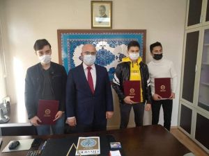 Hafızlar belgelerini aldı