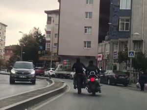 Motosiklet arıza yapınca başka motosikletli ayağı ile itti
