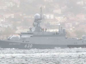 Rus savaş gemisi İstanbul Boğazı’ndan geçti