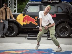 Sokak dansçıları online olarak yarıştı