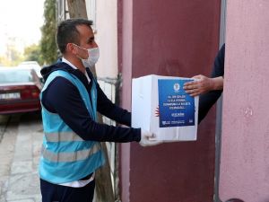 İşyeri kapatan esnaf ve çalışanına gıda kolisi yardımı