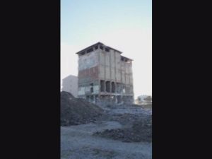Yarım asırlık fabrika saniyeler içinde yerle bir oldu