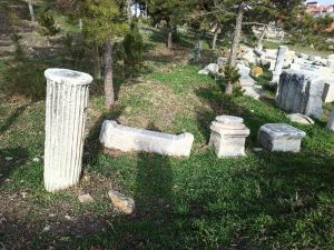 Roma döneminden kalma sütun parçası ve taşlar taşınmayı bekliyor