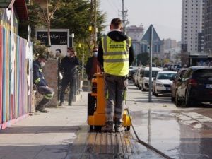 Başkent’te görme engellilere yerli üretim kılavuz çizgi makinesi yardımcı oluyor