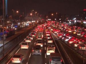Sokağa çıkma kısıtlamasına dakikalar kala İstanbul trafiğinde yoğunluk