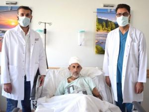 Sedyeyle geldiği hastaneden yürüyerek çıktı