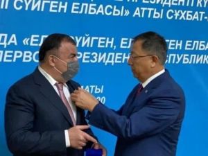 Başkan Kassanov’a milli birliğe destek madalyası