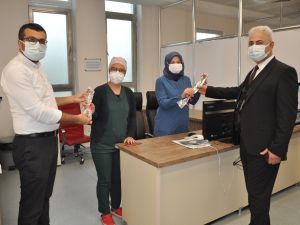 Karaman İl Sağlık Müdürü Kurşun’dan sağlık çalışanlarına karanfil