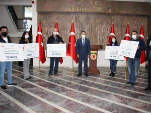 Vali Aksoy, 5 engelliye hibe çeklerini teslim etti