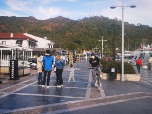 Marmaris’te vatandaşlar güzel havanın keyfini sürüyor