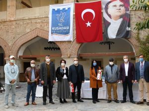 Kuşadası Belediyesi 75 öğrenciye daha tablet dağıttı