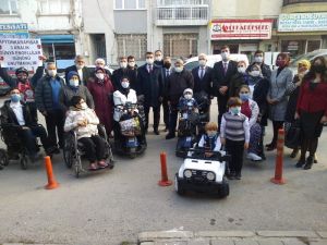 Afyonkarahisar’da engelli 4 bireye akülü araç hediye edildi