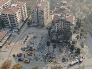 İzmir depreminin ardından ağır hasarlı binalardan 58’inin yıkımı tamamlandı