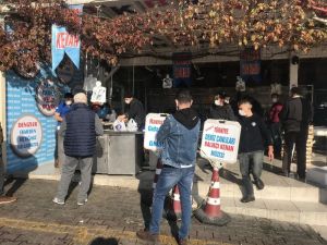 Beylikdüzü’nde kısıtlama öncesi vatandaşlar balık tezgahına akın etti