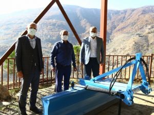 Büyükşehir’den mahallelere tesviye küreği desteği