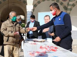 Mersin’de Cuma namazı çıkışı maske dağıtıldı