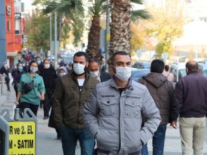 Hafta sonu uygulanacak olan sokağa çıkma kısıtlamasına saatler kala vatandaşlar kent merkezine akın etti
