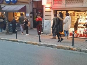 Kısıtlamaya saatler kala vatandaşlar marketlere akın etti