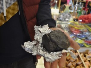 Dedesi ceviz kırıyordu, göktaşı olduğunu iddia etti