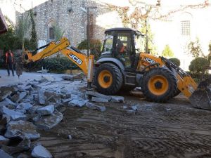 Kuşadası çarşılarında yenileme çalışmaları 6 noktada eş zamanlı sürüyor
