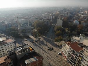 Kalabalıklarıyla hafızalara kazınan meydanlar boş kaldı