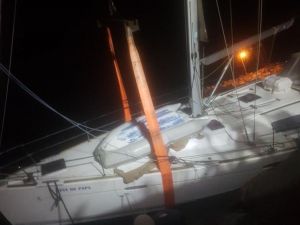 Datça’da fırtına sonrası tekne karaya oturdu