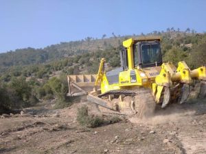 Saruhanlı’da gölet temizliği devam ediyor