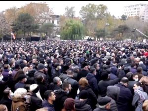 Ermenistan muhalefeti görevi bırakması için Paşinyan’a 3 gün süre tanıdı