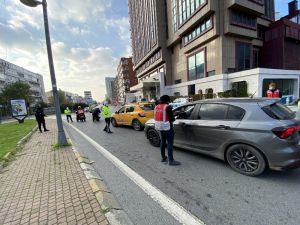 Polis ekipleri, İETT otobüsünde izin belgesi kontrolü yaptı