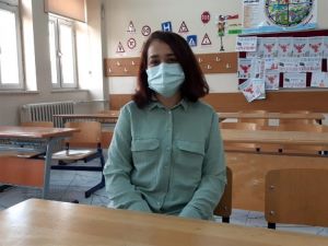 Koronayı yenen öğretmen soluğu sınıfında aldı