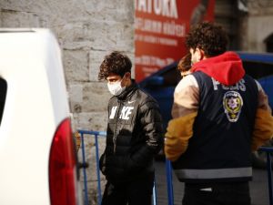 Yurttan kaçanlar Taksim Meydan’da yakalandı
