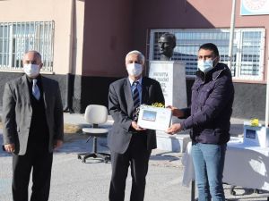 Hayırseverden 25 öğrenciye tablet bilgisayar desteği