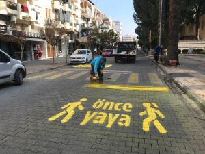 Salihli’de yaya geçitleri ve önce yaya ikonları yenilendi