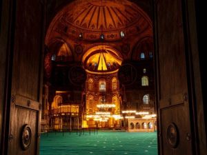 Ayasofya’nın hat levhaları bakıma alınıyor
