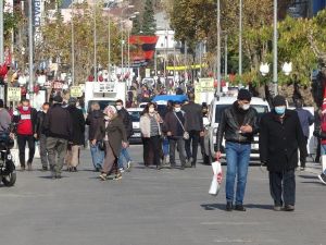 Kısıtlama sonrasında Uşak’ta sosyal mesafe yok sayıldı