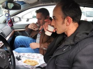 Tokat yağlısını soğutmamak için araçta kahvaltı yaptılar